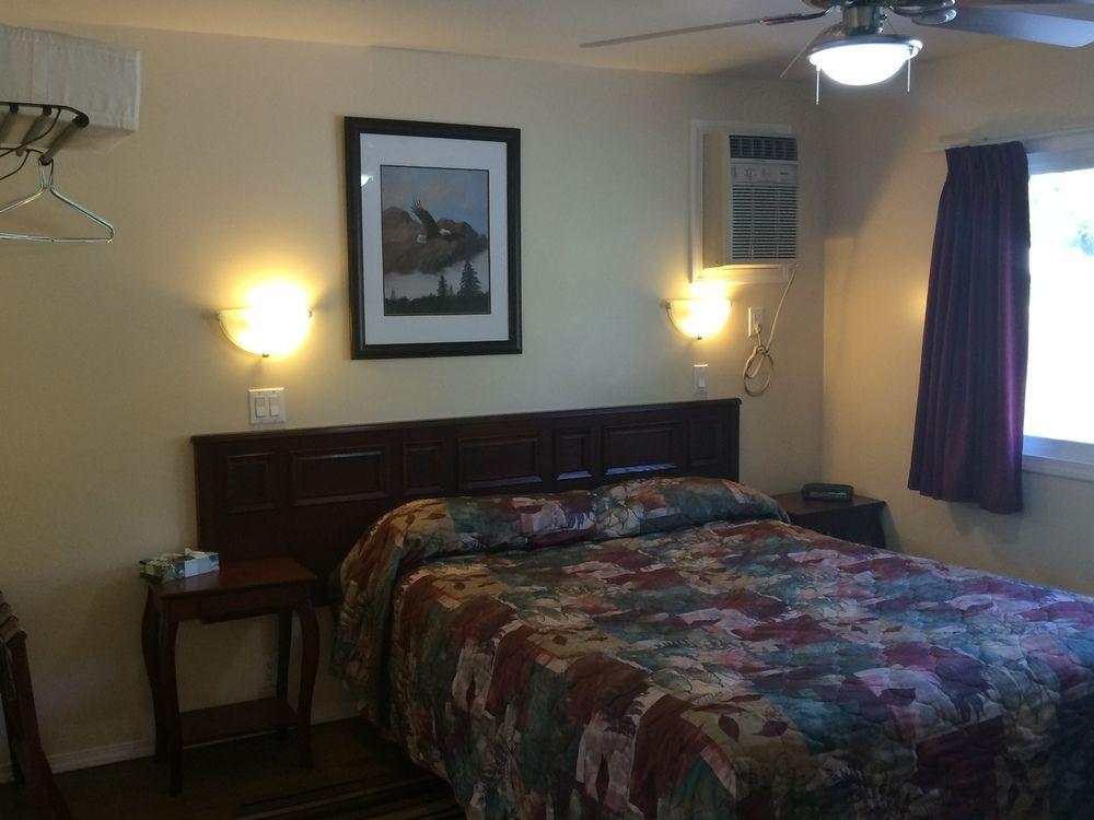 Johnny'S Motel Grand Forks Buitenkant foto
