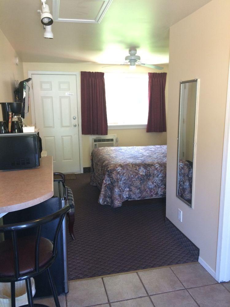 Johnny'S Motel Grand Forks Buitenkant foto